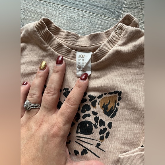 🎉HOST PICK🎉H&M toddler little leopard set -blouse with leggings - Picture 2 of 4